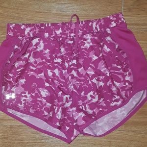 Under armour camo running shorts with pockets!!!
